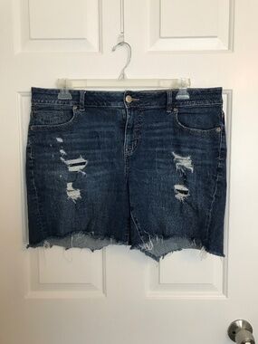 Maurices Mid-Rise Distressed Patchwork Denim Jean Shorts Plus 16W Medium Wash